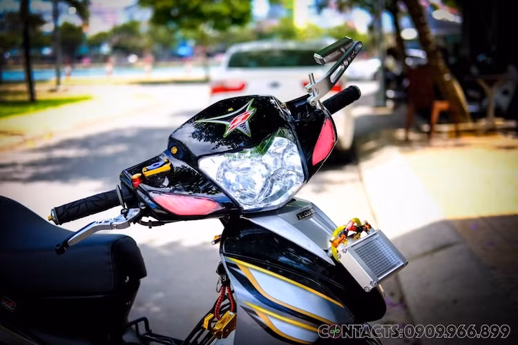 Tuy nhiên, trong mắt biker, Wave S 110 cũng có thể trở thành một mẫu "xe chơi" cực bắt mắt theo phong cách kiểng, hoặc trở thành mẫu xe đua tốc độ nếu chơi theo phong cách "chạy trường" hoặc drag. Lựa chọn phong cách độ kiểng, một người chơi xe miền Tây đã độ lại Wave S với dàn đồ chơi bắt mắt như những mẫu xe kiểng Thái Lan.
