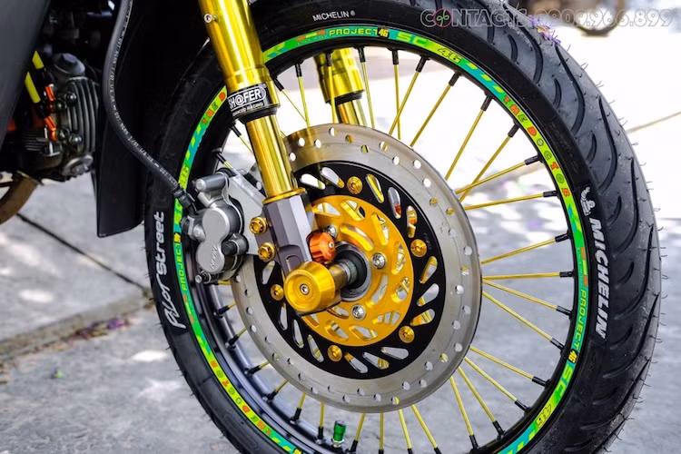 Nhờ có cây phuộc Sh@fer USD vàng óng, "dàn chân" trước của chiếc Wave S đã trở nên cứng cáp hơn. Hệ thống phanh nguyên bản được độ lại với heo Nissin kép kèm đĩa CBR lòng nhôm màu vàng. Bên cạnh đó chiếc xe còn được trang bị cặp vành nhôm kèm lốp Michelin Pilot Street bám đường hơn.