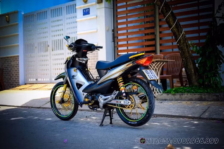 Kết thúc bản độ là hệ thống treo phía sau được nâng cấp bằng phuộc Racing Boy và gắp nhôm DBS, đem tới độ ổn định và vững chắc hơn cho đuôi xe khi đi trên đường, hạn chế sự sàng lắc.