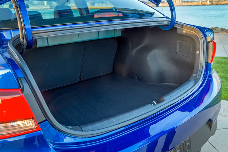 Tuy nhiên, thể tích khoang hành lý phía sau của xe lại bị giảm 1 lít so với thế hệ trước, chỉ còn 388 lít. Hàng ghế sau của xe cũng có thể gập lưng 60/40. Về an toàn, Rio Sedan được trang bị sẵn 6 túi khí, ABS, hệ thống ổn định điện tử, hệ thống hỗ trợ leo dốc, phanh khẩn cấp... Kia đang muốn chiếc xe đạt số điểm 5 sao sau các thử nghiệm va chạm tại Mỹ.