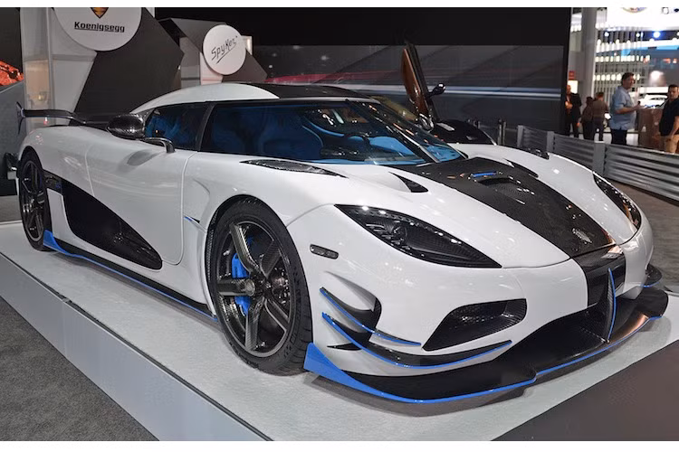 Theo Koenigsegg, RS1 có trọng lượng ướt chỉ 1,39 tấn. Với con số này, chiếc xe mới chỉ đạt tỉ lệ công suất/trọng lượng "suýt soát" mức hoàn hảo 1:1. Trong quá trình sản xuất xe, vị đại gia Mỹ bí ẩn cùng con trai của ông đã sát sao theo dõi để có thể có được một chiếc xe hoàn hảo đúng ý.