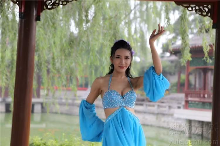 Điệu múa gợi cảm của "Phan Kim Liên" trong ca khúc chủ đề phim "Đi tìm Tây Môn Khánh" bị ví như một vũ điệu belly dance thời hiện đại.