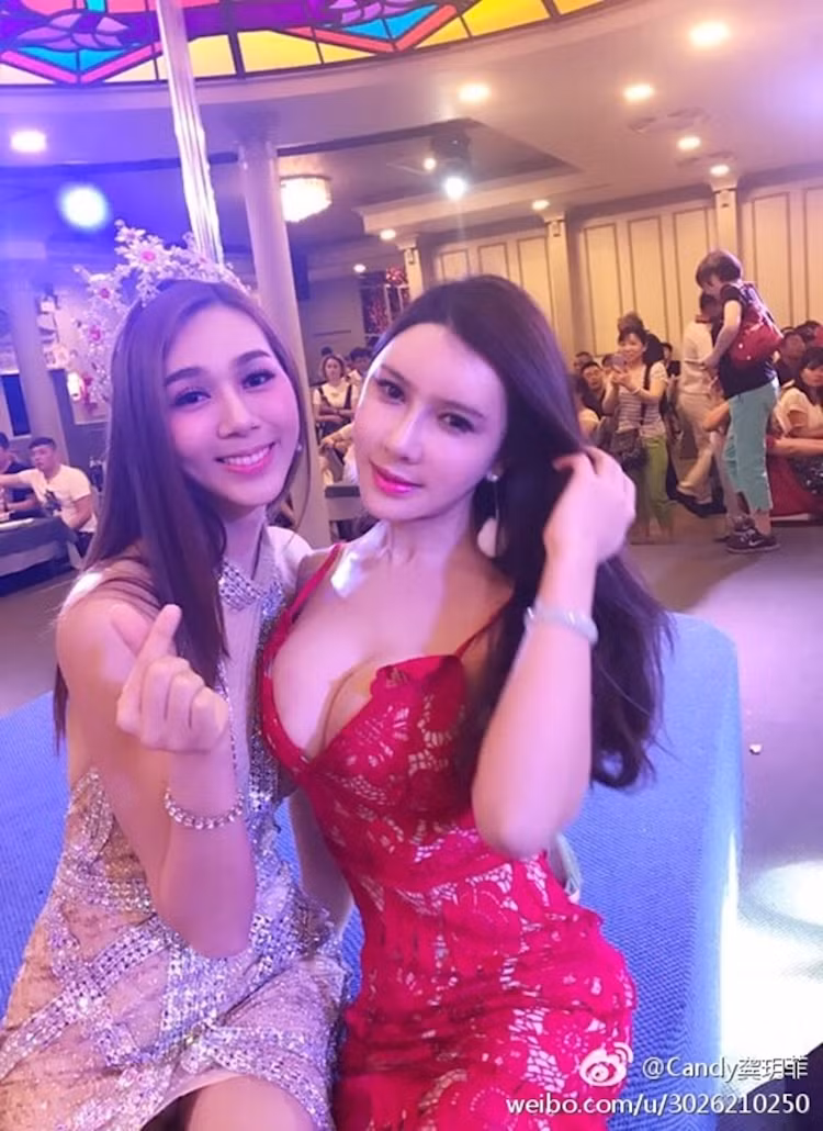 Khi tham dự sự kiện, cô nàng vẫn chuộng lối diện trang phục gợi cảm.