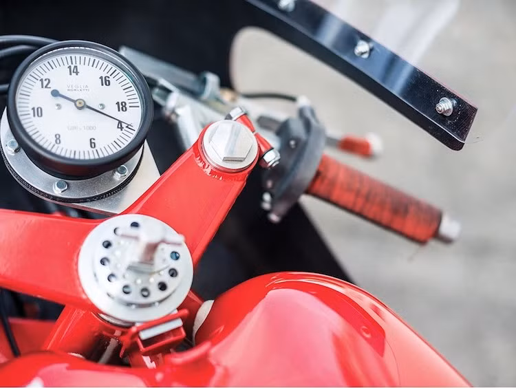 Theo phong cách xe đua, MV Agusta 500 có tay lái dạng clip-on đặt cực thấp. DÙ được bán ra thị trường nhưng chúng cũng không có bất kỳ đèn báo hiệu nào. Nằm phía trên chảng ba cũng chỉ có duy nhất đồng hồ báo tua để giúp người lái canh thời gian chuyển số, hoàn toàn không có bất kỳ một đồng hồ hay đèn báo nào khác.