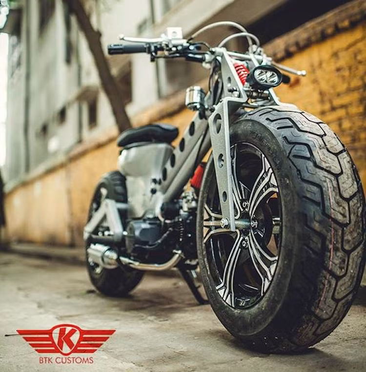 Chiếc Honda Super Cub đời cũ đã được "lột xác" hoàn toàn với vẻ đẹp đầy mạnh mẽ và đậm chất "cơ khí" nhờ cặp bánh lớn "khủng" sử dụng mâm ôtô và những chi tiết gia công chắc chắn.