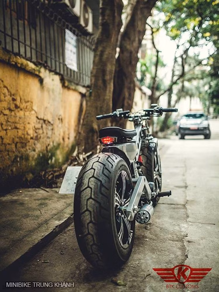 Giấu gọn ở bên dưới gầm xe là cây pô với kiểu dáng 6 nòng như một khẩu tiểu liên. Lấy cảm hứng từ phong cách bobber, chiếc xe chỉ có duy nhất một chiếc yên solo nhỏ và phần đuôi sau bị "cắt cụt".