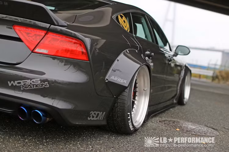 Điểm nổi bật nhất của các gói độ Liberty Walk đó là các hốc bánh của xe sẽ được nới rộng bởi những tấm nẹp được thiết kế theo phong cách xe đua Nhật trước đây. Trên A7 Sportback, những tấm nẹp này sẽ được bắt thẳng vào vè xe bằng các ốc vít. Để có thể lắp vừa bánh xe sau khi độ widebody, vè nguyên bản buộc phải được cắt một chút.