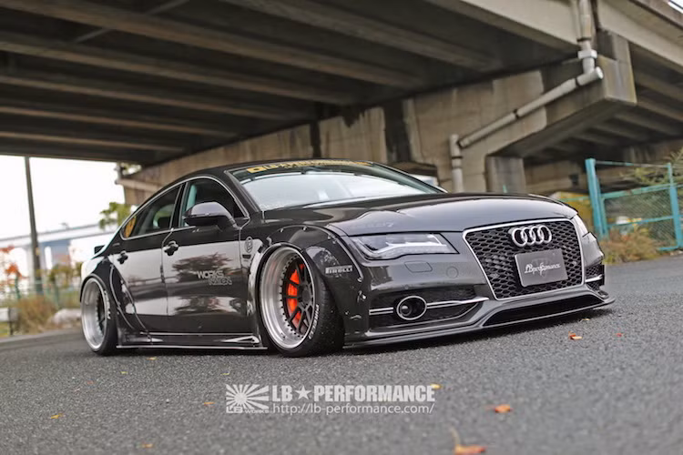 Chi phí để độ một chiếc A7 lên "full bài" Liberty Walk không rẻ khi chỉ tính riêng bộ widebody bằng sợi thủy tinh đã có giá lên tới 9000 USD (gần 205 triệu đồng). Nếu lắp thêm hệ thống treo khí, chủ xe sẽ phải bỏ thêm 7900 USD (tương đương 179 triệu đồng).