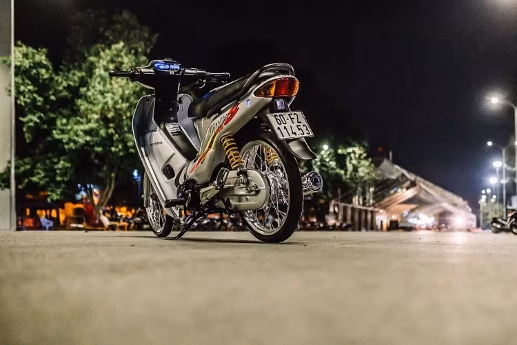 Chiếc xe số phổ thông Honda Wave 110 Thái Lan đã được người chơi xe tới từ Đồng Nai độ kiểng lại với một số món phụ tùng nâng cấp tới từ những hãng nổi tiếng.