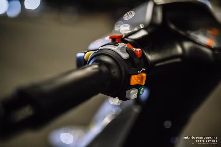 Cụm đồng hồ Koso không phải là món đồ chơi duy nhất nằm trên tay lái của chiếc xe. Ở phía bên trái, cùm công tắc nguyên bản của xe đã được thay bằng bộ công tắc Honeywell...