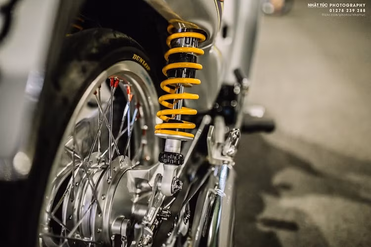 Không giống như nhiều bản độ kiểng thường thấy ở Việt Nam, chiếc xe này vẫn giữ hệ thống phanh đùm cho bánh sau. Tuy nhiên ở phía sau, chiếc Wave đã được nâng cấp phuộc nguyên bản bằng cặp phuộc Ohlins "hàng hiệu".