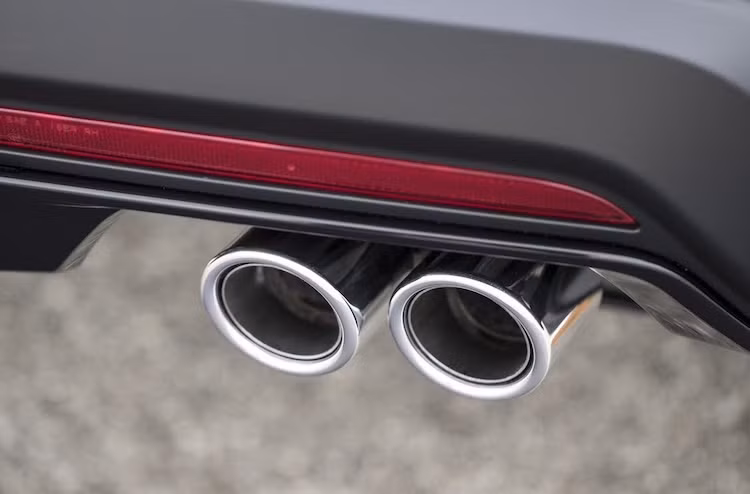 Ở phía sau, thay đổi của Ford Explorer 2018 còn khó nhận ra hơn với ống xả kép trên phiên bản Explorer EcoBoost 3.5l và phần dưới cản sau hơi có một chút khác biệt. Ford cũng bổ sung thêm cho xe 4 màu ngoại thất và 5 thiết kế mâm đúc mới.