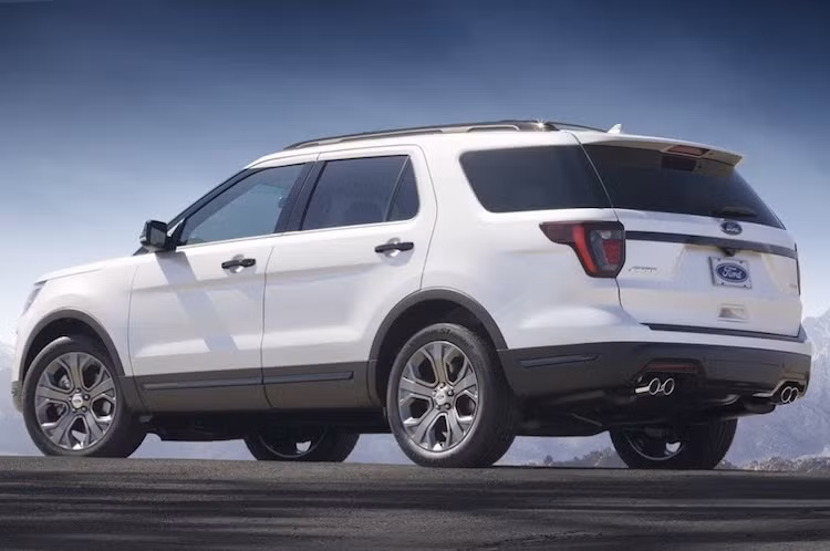 Hệ động lực của Ford Explorer 2018 không có gì thay đổi. Phiên bản thấp của xe sẽ được trang bị động cơ 4 xi-lanh thẳng hàng tăng áp 2.3l với công suất 280 mã lực và mô-men xoắn cực đại 310 Nm. Phiên bản cao cấp Sport và Platinum sẽ sở hữu động cơ EcoBoost V6 3.5l tăng áp kép 365 mã lực/474 Nm.