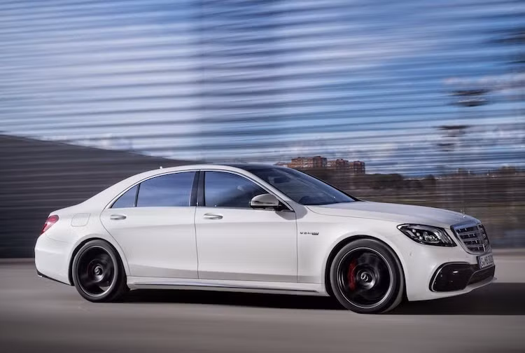 Sức mạnh của động cơ truyền tới 4 bánh xe thông qua hệ thống dẫn động 4 bánh biến thiên 4MATIC+, giúp chiếc xe có thể tăng tốc từ 0-100 km/h chỉ trong 3,5 giây. Tuy nhiên, chỉ có những chiếc S63 cho các thị trường tay lái thuận mới có phiên bản dẫn động 4 bánh, trong khi các nước tay lái nghịch vẫn sử dụng hệ dẫn động cầu sau truyền thống.