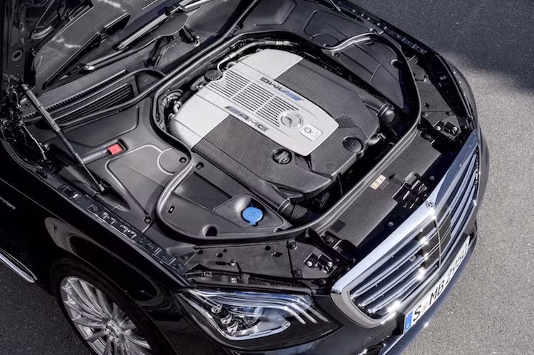 Trong khi đó, phiên bản S65 AMG 2018 vẫn được trang bị động cơ V12, 6.0l tăng áp kép 630 mã lực/1.000 Nm. Xe vẫn sử dụng hộp số AMG SPEEDSHIFT 7 cấp và hệ dẫn động cầu sau, thay vì có hộp số mới như bản S63 AMG 2018.