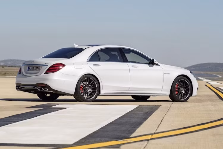 Vừa được ra mắt chính thức, thời điểm bán ra và giá bán của Mercedes-AMG S63/Mercedes-AMG S65 2018 chưa được công bố.