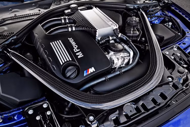 Vẫn sử dụng động cơ 3.0l 6 xi-lanh thẳng hàng tăng áp nhưng M4 đã được bộ phận M của BMW cải tiến lại để đạt công suất tối đa 454 mã lực và mô-men xoắn cực đại 600 Nm. So với phiên bản M4 thường, chiếc xe mạnh hơn 29 mã lực, trong khi chỉ mạnh hơn bản M4 Competition Package 10 mã lực.