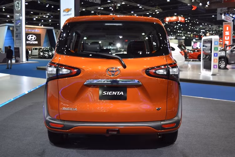 Tại thị trường Thái Lan, Toyota Sienta sẽ được bán với 2 phiên bản: 1.5 G có giá 750.000 Baht (tương đương 494 triệu đồng) và 1.5V cao cấp giá 825.000 Baht (tương đương 543 triệu đồng).