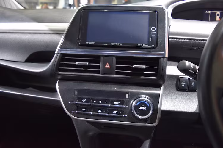 Nhờ có thiết kế độc đáo, bảng táp-lô của Sienta cũng được Toyota bố trí nhiều ngăn chứa đồ hơn bất kỳ mẫu xe nào, với một hộc chứa đồ ngay bên cạnh ngăn để cốc trái, cùng các hộp đồ có nắp che nằm ở phía trên và dưới. Phiên bản cơ bản của xe chỉ có đầu đĩa CD/radio 2DIN được tích hợp công nghệ Bluetooth.