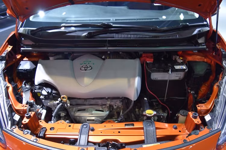 Mọi phiên bản của Sienta đều sử dụng động cơ 1.5l VVT-i Dual 4 xi-lanh thẳng hàng nạp khí tự nhiên, có công suất tối đa 107 mã lực và mô-men xoắn cực đại 140 Nm. Hộp số tự động vô cấp CVT với 7 cấp số ảo giúp truyền sức mạnh tới cầu trước của xe.