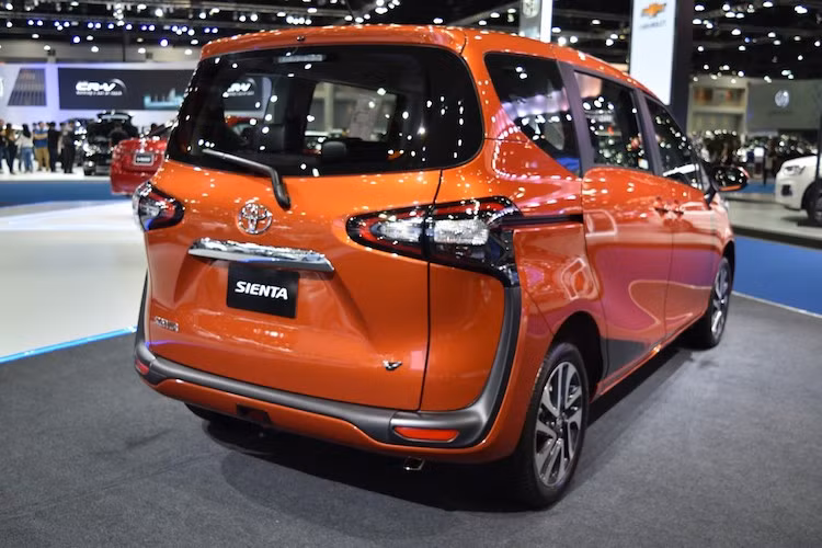 Sienta được trang bị bộ vành 5 cánh kép 2 tông màu với đường kính 16 inch đầy trẻ trung. Đèn hậu phía sau của xe cũng được trang bị công nghệ LED. Để tạo thêm cá tính cho chiếc xe, Toyota đã sử dụng hàng loạt các chi tiết bằng nhựa ốp ở xung quanh xe như cạnh vòm bánh sau hay các thanh chữ U "kết nối" giữa cặp đèn hậu...