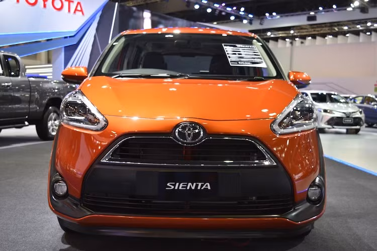 Ngay từ cái nhìn đầu tiên, Sienta đã gây ấn tượng bởi thiết kế trẻ trung, độc đáo và rất "Nhật", giống nhiều mẫu xe của hãng tại thị trường nội địa. Phần trước của chiếc xe được thiết kế hiện đại với lưới tản nhiệt hình thang kèm cặp đèn pha LED ban ngày hiện đại.