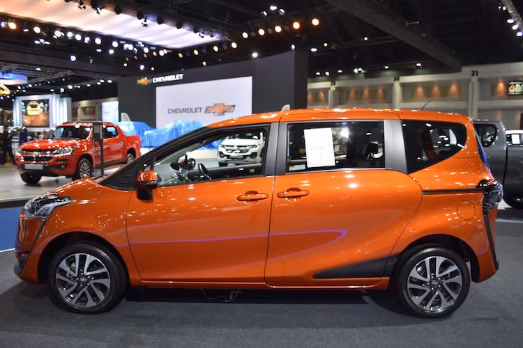 Các kích thước D x R x C của Toyota Sienta lần lượt là 4235, 1695 và 1470 mm. Đặc biệt, cả hai cửa sau đều là cửa trượt, giúp ra vào xe dễ dàng hơn. Trên phiên bản cao cấp nhất, cửa trượt của xe còn có khả năng đóng mở bằng điện giống mẫu MPV hạng sang Toyota Alphard.