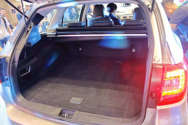 Là một chiếc wagon gầm cao hạng trung, Outback có thể tích khoang hành lý lên tới 512 lít nếu mở lưng hàng ghế sau. Khi gập lưng lại, thể tích khoang hành lý có thể đạt tối đa tới 1801 lít. Khoang hành lý của xe cũng có vách ngăn mềm có thể tháo rời, cửa sau đóng mở bằng điện và có nhớ vị trí mở cửa.