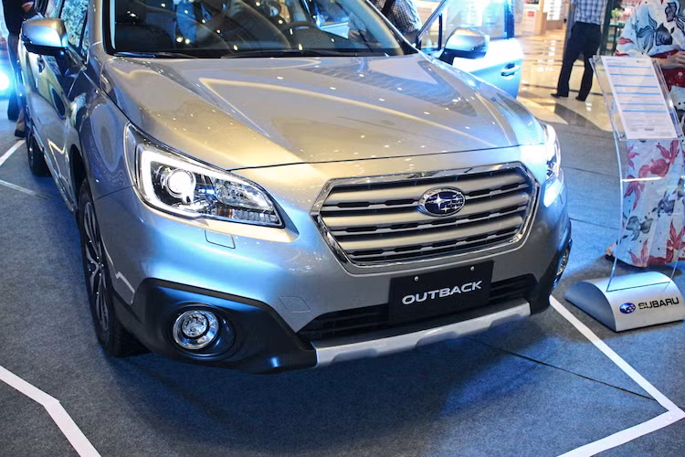 Được ra mắt vào giữa năm 2016 tại Mỹ, phiên bản Subaru Outback 2017 hoàn toàn không có sự thay đổi về thiết kế so với đời 2016 trước đó. Phần đầu xe có đèn pha cùng lưới tản nhiệt thiết kế tương tự như dòng Legacy, nhưng sở hữu cản trước khác biệt với phần dưới ốp nhựa mờ và nhôm theo phong cách crossover.
