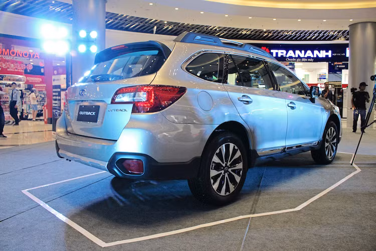 Tại thị trường Việt Nam, phiên bản Outback 2.5i-S có giá 1,732 tỷ đồng. Trong khi đó, bản Outback 3.6R-S giá 2,265 tỷ đồng. Với mức giá này, Outback sẽ nằm giữa những chiếc sedan hạng trung - cao cấp hạng D truyền thống và các mẫu SUV hạng trung.