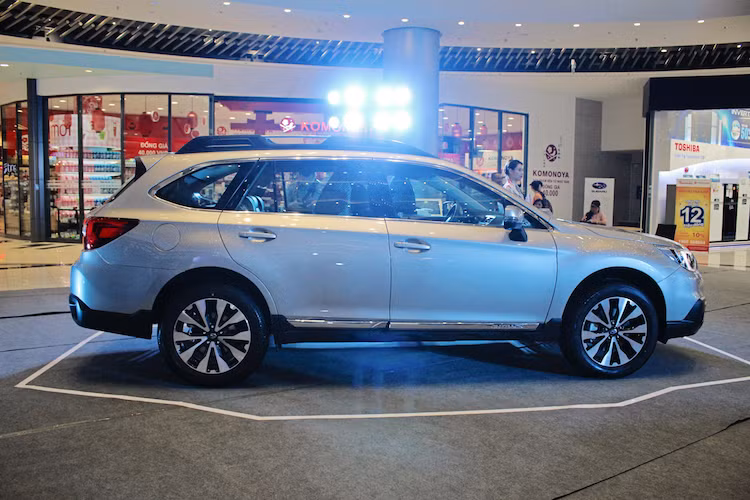 Dù mang thân xe dạng wagon 5 cửa nhưng Outback 2017 lại có khoảng sáng gầm tương đối lớn và ốp nhựa đen xung quanh thân xe tương tự những dòng crossover khác. Các kích thước D x R x C của xe là 4815, 1840, 1675 mm cùng chiều dài cơ sở 2745 mm và khoảng sáng gầm 213 kg. Tự trọng của Outback 2017 là 1622 kg.