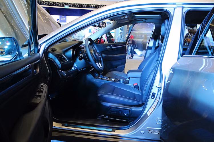 Ngay cả ở phiên bản thấp nhất tại Việt Nam là 2.5i-S, Outback cũng có khá nhiều trang bị tiêu chuẩn cao cấp. Toàn bộ các ghế ngồi đều được bọc da, trong đó hàng ghế trước đều có khả năng điều chỉnh bằng điện. Riêng ghế lái còn có chức năng nhớ 2 vị trí và bơm lưng ghế ngồi. Vô-lăng của xe có thể điều chỉnh góc lái và tích hợp hệ thống điều khiển âm thanh.