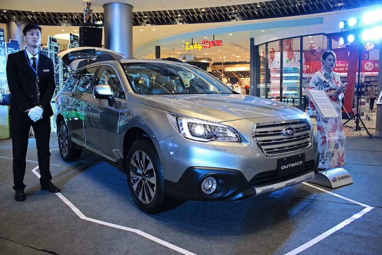 Hệ thống lái SI-Drive của xe có 2 chế độ tùy chọn là I hoặc S. Về độ an toàn, ngoài kết cấu khung thép gia cường hình nhẫn và các vị trí xung yếu được gia cố, Outback 2017 còn có 7 túi khí bên trong khoang lái, hệ thống chống bó cứng phanh ABS 4 kênh, phân phối lực phanh EBD, hỗ trợ phanh BA, cảnh báo điểm mù, cảnh báo chuyển làn...