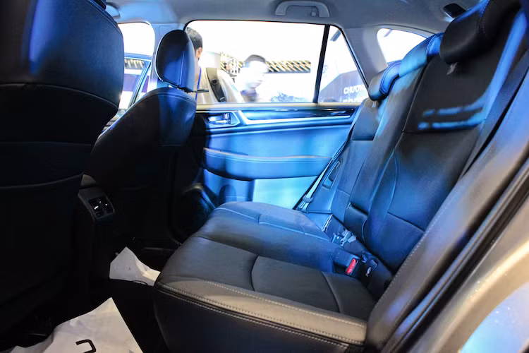 Nằm ở phân khúc xe hạng trung, Outback 2017 cũng có cửa gió điều hòa độc lập cho hàng ghế sau, cùng hệ thống điều hòa 2 vùng nhiệt độ tự động độc lập. Các trang bị tiêu chuẩn khác gồm cửa sổ trời đóng mở bằng điện, đèn pha tự động có rửa đèn, hệ thống giữ ga tự động, phanh tay điện tử...