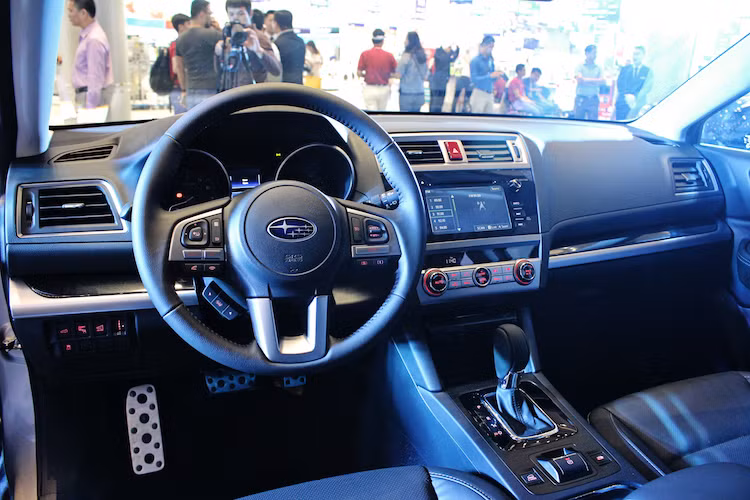 Ở bên trong nội thất, Outback 2017 sở hữu thiết kế bảng táp-lô khá giản dị cùng tay lái y hệt như mẫu sedan Legacy. Không giống như dòng Forester, chiếc xe không được trang bị màn hình hiển thị đa thông tin màu với kích thước 4,3 inch trên bảng táp-lô. Pedal bằng nhôm cùng vô-lăng 3 chấu gợi lên sự thể thao bên trong nội thất của Outback.