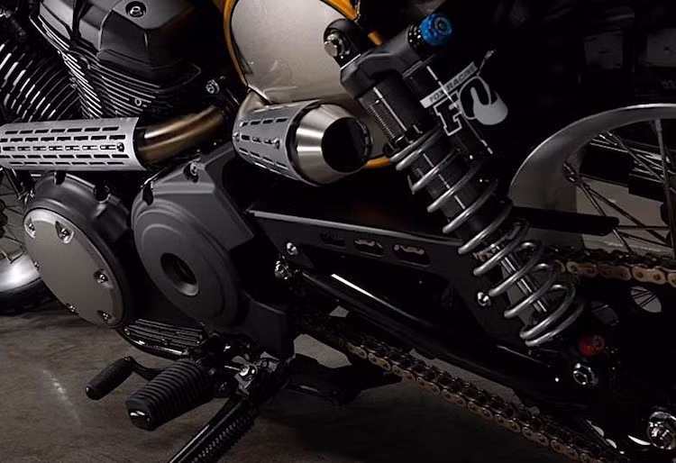 Hiệu năng trên địa hình của SCR950 được nâng cấp mạnh mẽ so với nguyên bản nhờ cặp giảm xóc độ RC1 Podium tới từ hãng chuyên phụ tùng offroad Fox. Kết thúc bản độ là dè con phía sau gò nhôm với đèn hậu "hột vịt" nhỏ nhắn.