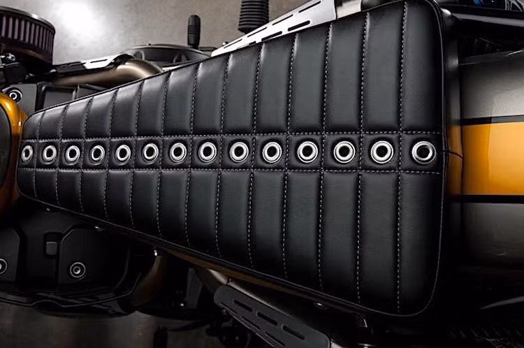 Để giúp chiếc xe có kiểu dáng scrambler thể thao "đúng điệu", Jeff cũng đã chỉnh sửa lại bộ khung phụ phía sau và gò cho SCR950 những tấm ốp hai bên thân xe mới. Nằm phía trên khung phụ là chiếc yên Duane Ballard Customs với thiết kế hình tam giác và bề mặt đục lỗ độc đáo.