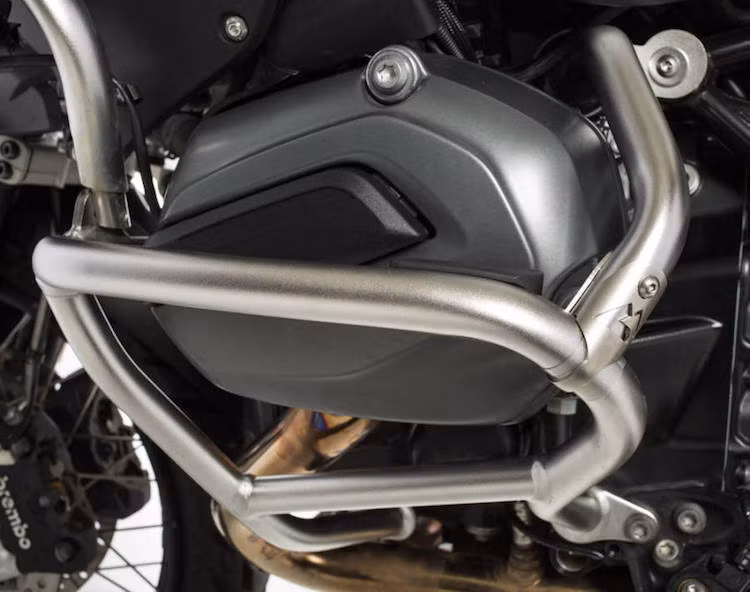 Giống như những chiếc R1200GS thường, mẫu xe R1200GS xDrive Hybrid cũng được trang bị động cơ Boxer 2 xi-lanh nằm ngang có công suất tối đa 125 mã lực và mô-men xoắn cực đại 125 Nm. Tuy nhiên, điểm đặc biệt của phiên bản này đó là sự xuất hiện của thêm một mô-tơ điện trợ lực có công suất 45 mã lực, giúp công suất xe nâng lên thành 170 mã lực khi cả 2 động cơ hoạt động.