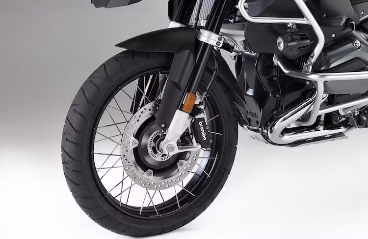 Động cơ điện có tên e-Drive được đặt ở moay-ơ bánh trước, sử dụng công nghệ pin từ bộ phận xe hơi của BMW và kèm theo khả năng tái tạo điện năng từ lực phanh. Nhờ có động cơ này, R1200GS xDrive Hybrid có khả năng dẫn động ở cả 2 bánh. So với phiên bản thường, chiếc xe có điểm khác biệt là hệ thống phanh trước chỉ có 1 đĩa nhưng theo BMW, khả năng phanh thậm chí còn tốt hơn do có hệ thống ABS tích hợp.