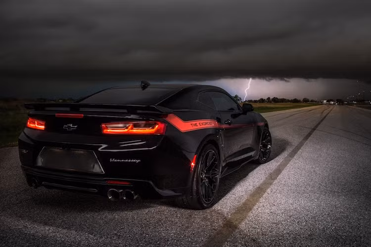 Để có thể độ một chiếc Camaro ZL1 lên cấu hình Exorcist, khách hàng sẽ phải bỏ ra ít nhất 55.000 USD (tương đương 1,24 tỷ đồng). Nếu như chiếc xe nguyên bản có hộp số tự động, Hennessey sẽ phải thu thêm 9950 USD (tương đương 225 triệu đồng). Gói tùy chọn thêm chuyên dành cho đua drag gồm mâm 20 inch kèm lốp trơn, trục các-đăng nâng cấp và bộ dụng cụ chuyên dụng có giá 8995 USD (204 triệu).