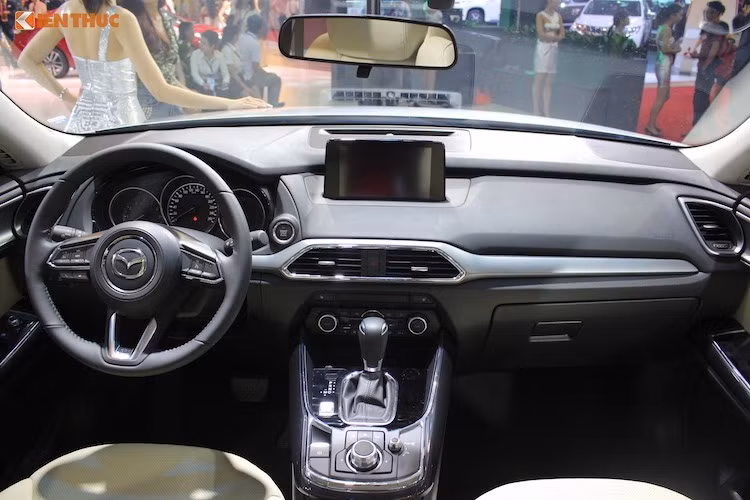 Cũng giống như các dòng xe mới của Mazda, nội thất của CX-9 được thiết kế theo phong cách tối giản, hướng tới người lái. Trên bảng táp-lô là hệ thống thông tin giải trí Mazda Connect thế hệ mới với màn hình cảm ứng 7 inch. Cụm nút điều chỉnh hệ thống điều hòa của CX-9 được đặt sâu xuống phần dưới bảng táp-lô.