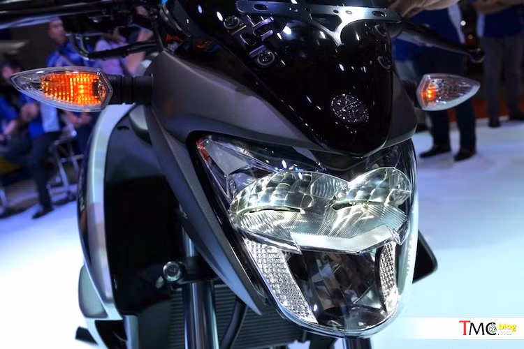 Với thế hệ mới nhất, toàn bộ phần đầu của Vixion 2017 đã được thiết kế lại hoàn toàn với đèn pha trước sắc sảo theo phong cách của chiếc naked bike phân khối lớn MT-03. Thậm chí, đèn pha của chiếc xe còn hiện đại hơn khi được trang bị công nghệ chiếu sáng LED. Hệ thống phuộc và phanh của Vixion 2017 không có sự thay đổi.