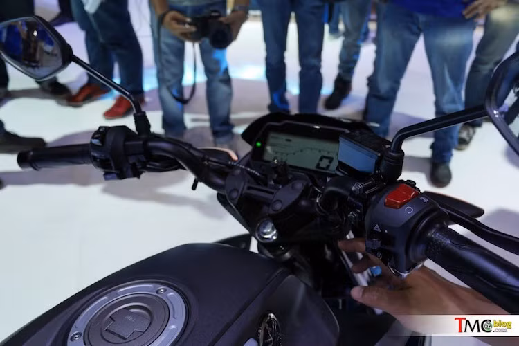 Kế thừa ưu điểm của thế hệ trước, Vixion 2017 vẫn sở hữu thay lái với ghi-đông cao đem lại tư thế ngồi thoải mái. Sự khác biệt chỉ nằm ở ghi-đông sơn màu đen mờ thay vì mạ bóng như trước, khiến chiếc xe trông "ngầu" hơn. Ở phía trên, bảng đồng hồ của xe đã được thay mới hoàn toàn với màn hình full LCD đơn sắc lấy từ Yamaha R15 thế hệ mới.