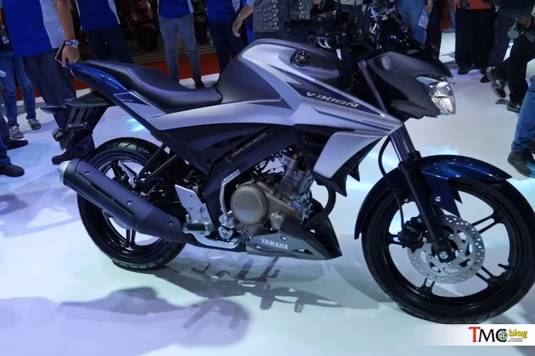 "Dàn chân" của chiếc xe cũng không có sự thay đổi khi vẫn sở hữu bộ mâm 5 cánh kép giống đời trước, đi kèm lốp trước/sau lần lượt 90/80/17 và 120/70/17. Yamaha cũng đã thiết kế lại hoàn toàn kiểu dáng hai bên thân xe của Vixion với thiết kế liền mạch, gãy gọn và mang đậm phong cách thể thao hơn.