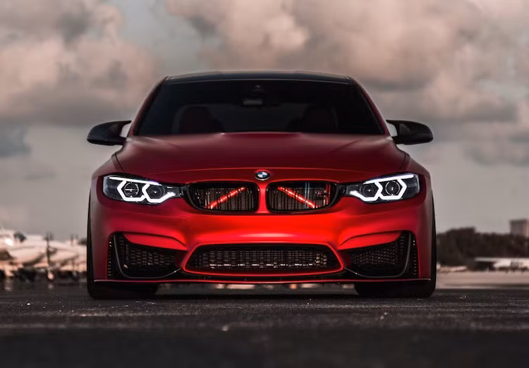 Tuy nhiên ở đợt nâng cấp này, M3 chỉ được hãng xe BMW thay đổi rất ít chi tiết. Trong đó dễ nhận thấy nhất là cặp đèn pha mới ở phía trước giống như M4 mới, với những dải LED chạy nối liền với lưới tản nhiệt của xe.