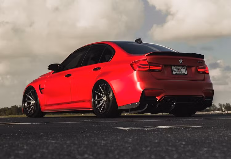 Ở cản trước, sau và hai bên, chiếc xe đã được gắn những cánh khuếch tán khí động học "hàng thửa", trong khi phía trên nắp khoang hành lý là cánh đuôi dạng nẹp bằng sợi carbon. Những chi tiết này khiến siêu sedan M3 2018 có đặc tính khí động học vượt trội hơn so với xe nguyên bản, tăng lực nén thân xe xuống mặt đường và "rẽ gió" tốt hơn.