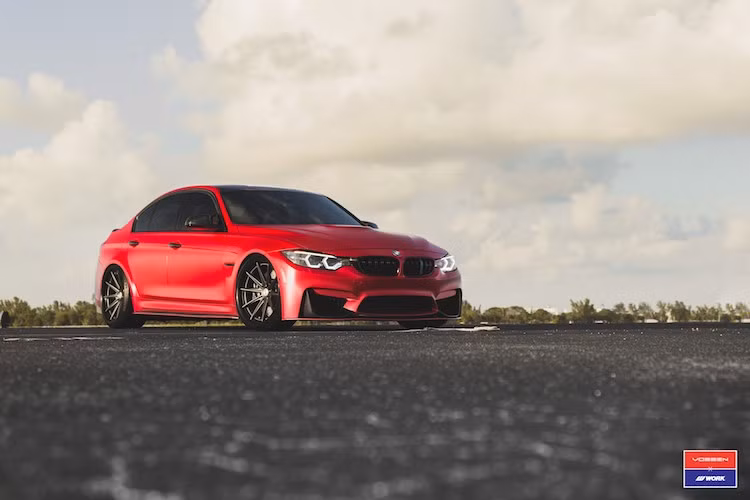 Với phiên bản 2018, BMW đã tung ra 4 tùy chọn màu mới cho M3 là Smoked Topaz, Champagne Quartz, Tanzanite Blue và Azurite Schwarz. Tuy nhiên chiếc M3 2018 trong ảnh đã có màu thân xe đỏ ánh iridi cực "độc" khi được chủ xe dán đổi màu decal toàn thân.