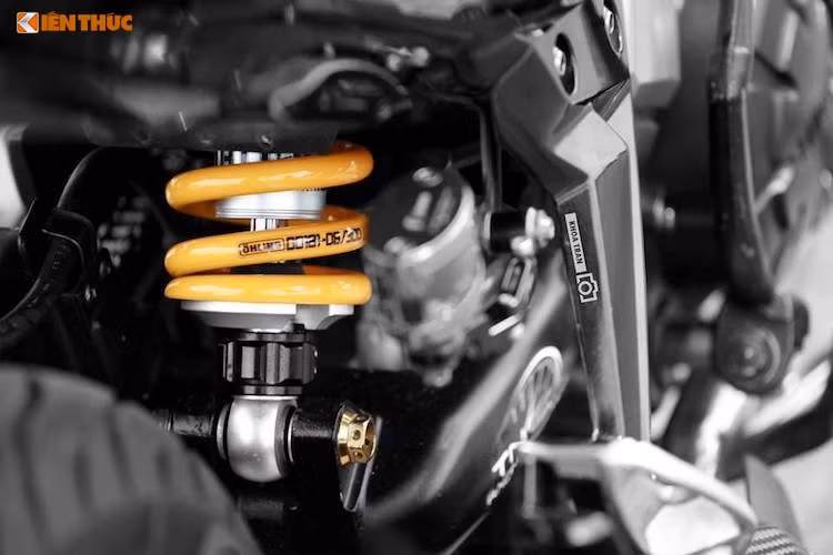 Ở phía sau, chiếc xe đã được chủ nhân trang bị cho cây phuộc Ohlins monoshock "hàng hiệu", nằm ngay cạnh bình dầu Rizoma Next cho phanh sau.