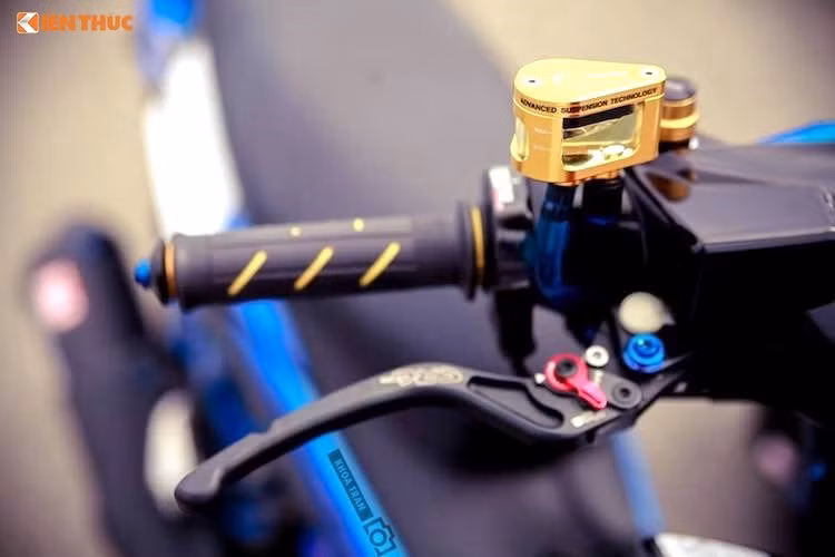 Bên cạnh bao tay, chiếc Exciter còn được trang bị cùm ga cuốn cũng của Domino. Trong khi đó, tay phanh của chiếc xe đã được thay bằng tay CRG RC2, cùng với bình dầu phanh Rizoma.