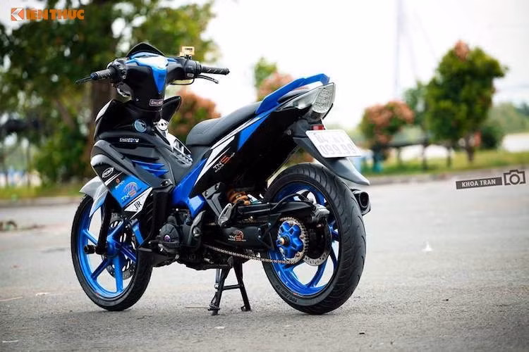 Với biển số cực đẹp 099.99, chiếc Exciter 135 đời cũ đã trở nên đầy "chất chơi" sau khi được biker Trà Vinh độ lại.